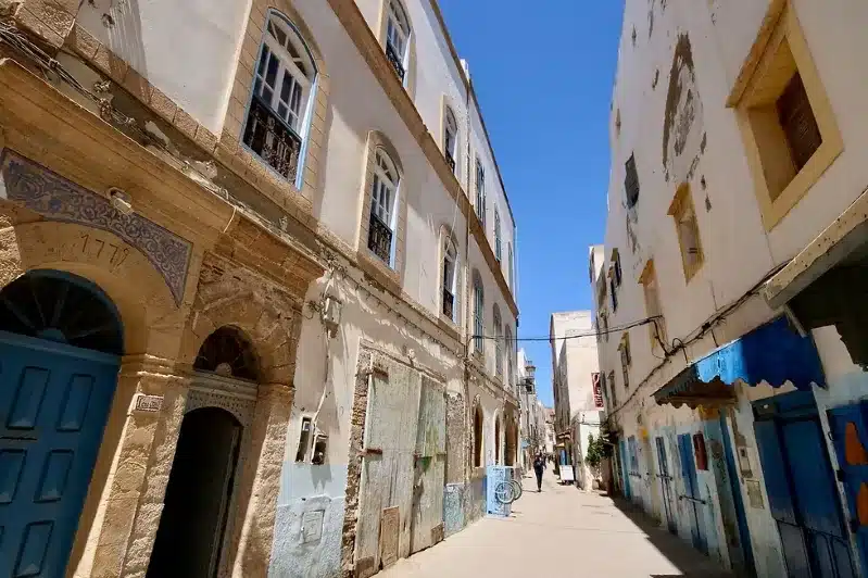  A narrow alley in the old town of Tunisia, showcasing traditional architecture and vibrant local culture.