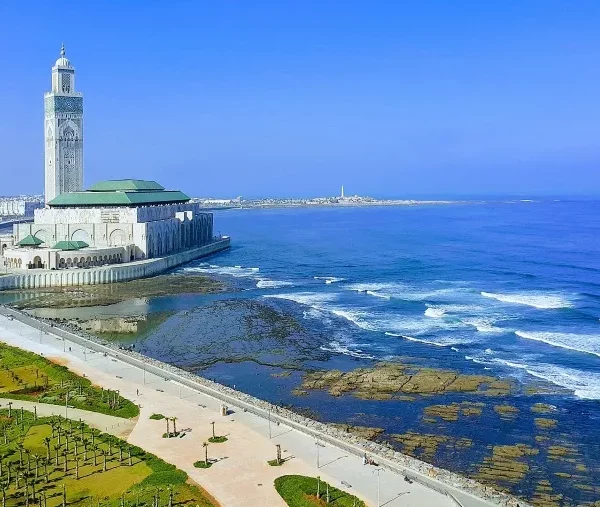the mosquee of Hassan 2 and the Beach next to him with green ares